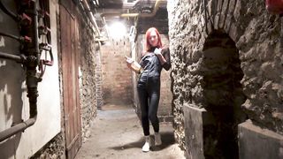 Mère rousse baise dans 1 cave glauque