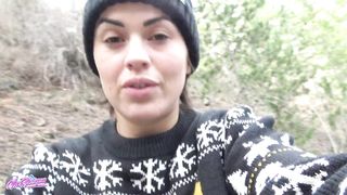 Je me touche dans la forêt, je me faire jouir et éjacule à gros jet loin