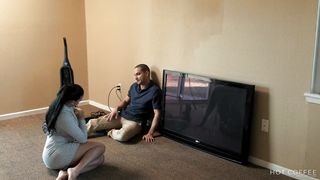 Mark Stones le pone el cable a Jolla mientras su marido está fuera del país