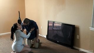 Mark Stones le pone el cable a Jolla mientras su marido está fuera del país