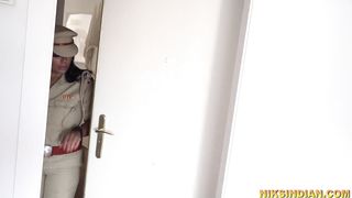 Police wali ne chor ko apne boobs se dhoodh pilaya aur jamkar choda