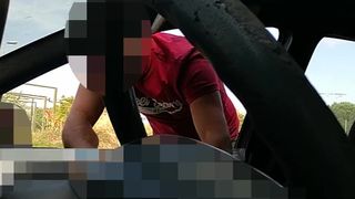 La vogliosetta vuole segare un guardone dalla macchina davanti al fidanzato