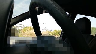 La vogliosetta vuole segare un guardone dalla macchina davanti al fidanzato