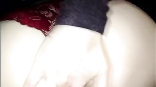 La puttanella succhia e si fa sborrare addosso nel parcheggio da guardone