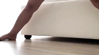 Сексуальная красотка показывает стриптиз растяжку шпагат голая