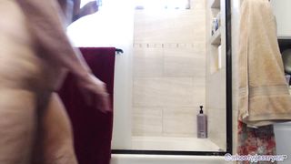 Hot Mom Jess Ryan Shaves Bush and Shows Off Bald Pussy