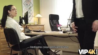 VIP4K. Impressionante ragazza rocknroll viene inchiodata per il prestito ne