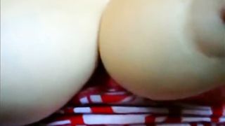 Milf mit Naturtitten und dicken Nippeln