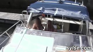 Lesbiennes amatrices exhib dans les champs et au port public