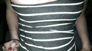 Scopata veloce sul sedile dell'auto con sborrata senza togliere i vestiti