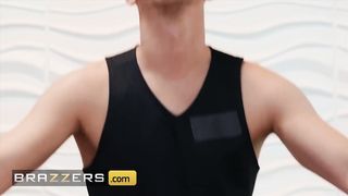 Brazzers - Amazing Jennifer White Needs Some Attention