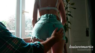 Louise en talons aiguilles et petit short sexy se fait prendre sauvagement