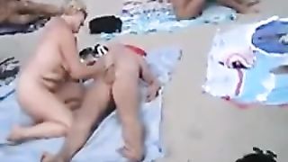 UN COUPLE  A CAP D AGDE AVEC CA  FEMME AVEC AU PLAGE