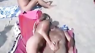 UN COUPLE  A CAP D AGDE AVEC CA  FEMME AVEC AU PLAGE