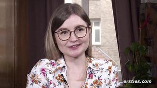 Emily's Ersties Debut - zierlich , aber oho!