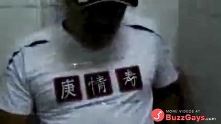 Filmou caminhoneiro trocando oleo no banheiro