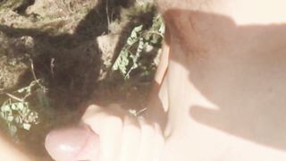 Un inconnu me défonce dans la forêt, je joue la salope, j'avale tout.