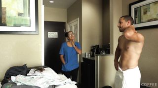 ROOM SERVICE! Empleada es seducida por huésped mientras limpiaba el cuarto