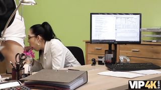 VIP4K. La morena Elis Dark le da el coño al agente para comprar equipo