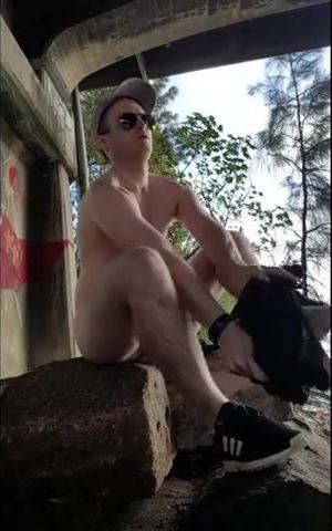 Exhibition Guy in the park for a quick wank