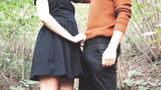 Non riesce a resistere e vuole il mio cazzo subito: scopata all'aperto nel bosco - NoemiAna