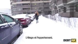 debt4k. une serveuse super sexy aux cheveux longs retourne