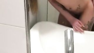 Sexe dans les Toilettes de l'Aéroport, il a Hâte de Baiser mon Cul !!!!