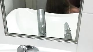 Sexe dans les Toilettes de l'Aéroport, il a Hâte de Baiser mon Cul !!!!