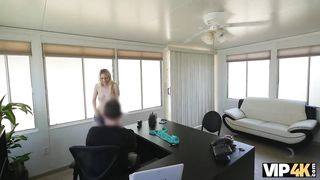 VIP4K. La jolie blonde Allie Rae donne sa poule mouillée à un agent de créd