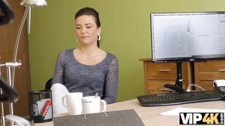 VIP4K. Sexy chick fait une pipe et se fait prendre au bureau de prêt