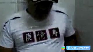 Filmou caminhoneiro trocando oleo no banheiro