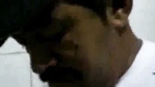 Filmou caminhoneiro trocando oleo no banheiro