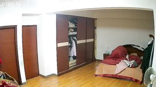 Camera candid video of Lao Li and his wife next door before going to bed