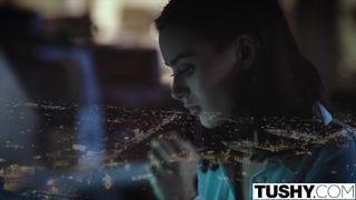 Tushy - Lana Thoades mette su uno spettacolo anale