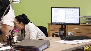 LOAN4K. Impressionante ragazza rocknroll viene inchiodata per il prestito n