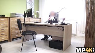 VIP4K. La brune maigre Inga Devil passe un casting de sexe réel à une agenc