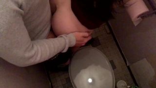 [caméra Cachée] Une Prof Trop Bonne Se Fait Baiser Dans Les WC Du Lycée