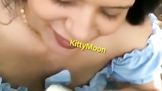 Gatita Tomando Leche En El Parque