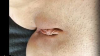 Дразню своей киской и ласкаю ее крупным планом