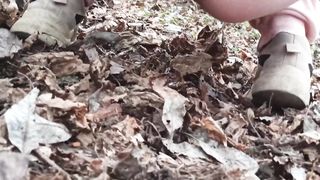 СПАЛИЛ как девушка ПИСАЕТ под деревом в ЛЕСУ!