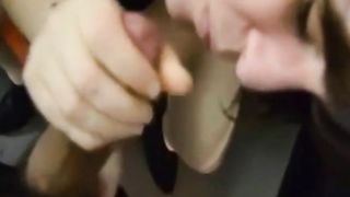 Ejac faciale dans l'ascenseur