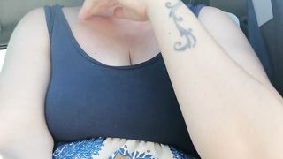 Matrigna Italiana in un Posteggio Si Tira Fuori Le Tette e Ti Sega Segaiolo! - Dialoghi in Italiano