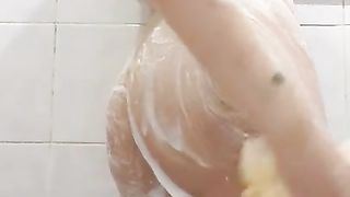 Pretty Woman Washes in the Bath and Films herself on Camera