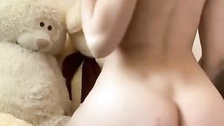 Трахнула себя резиновым членом 