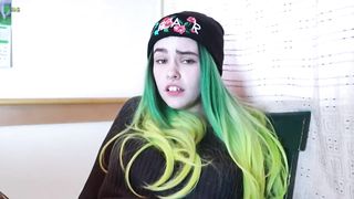 Delivery Girl Loves Sucking Dicks of her Clients - Amateur Blowjob