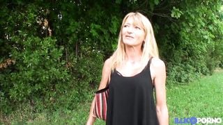 Bonne cougar blonde et bien mature baisée dans un champ [Full Video]
