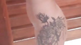 Красивая девушка переодевается на пляже