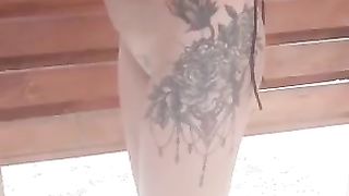 Красивая девушка переодевается на пляже