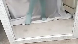 меряю чулочки перед зеркалом