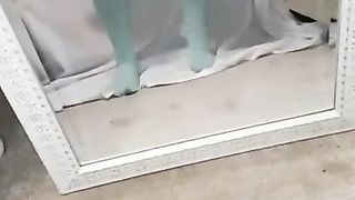 меряю чулочки перед зеркалом